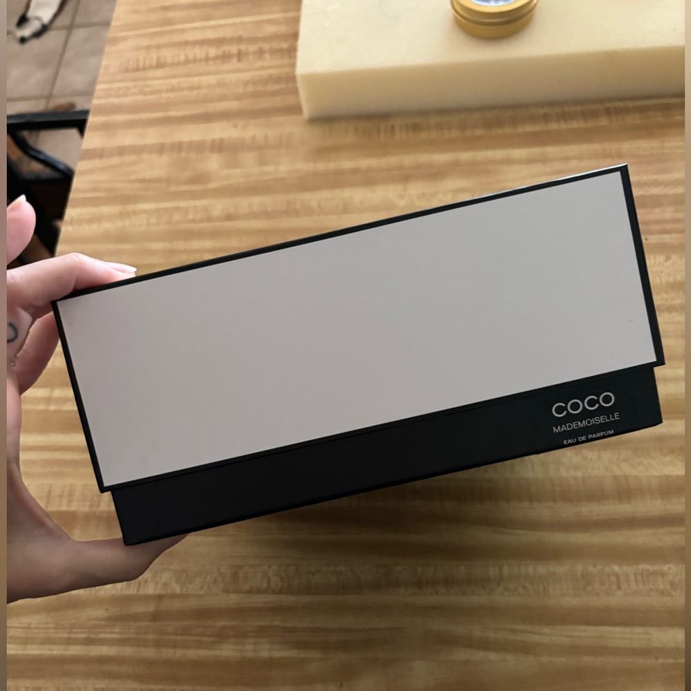 Perfect condition Chanel box - Picture 3 of 3
